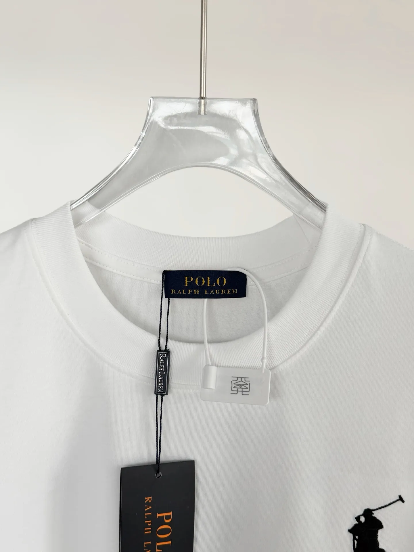 P160 [High Quality]Ralph Lauren*Ralph Lauren embroidery micro-label simple‼ ️Short-sleeved T-shirt 💗Ralph Lauren classic short-sleeved T-shirt, custom-made 280g pure cotton fabric, soft and breathable, classic horseback golf🏌️ embroidery on the chest, logo + logo embroidery on the back, simple and recognizable. Round neck design, neat tailoring, customized 280g pure cotton fabric, soft and smooth to the touch, great breathability, super comfortable to wear in summer! The same loose version for men and women, OK to wear alone or layered, versatile ~ 𝐂𝐎𝐋𝐎𝐔𝐑: black white 𝐒𝐈𝐙𝐄: S-xL Size chart: S: Shoulder width 51 - Bust 55 - Clothing length 70 M: Shoulder width 53 - Bust 57 - Clothing length 72 L: Shoulder width 55 - Bust 59 - Clothing length 74 XL: Shoulder width 57 - Bust 61 - Clothing length 76
